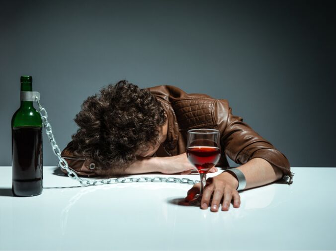 Mann leidet unter Alkoholsucht
