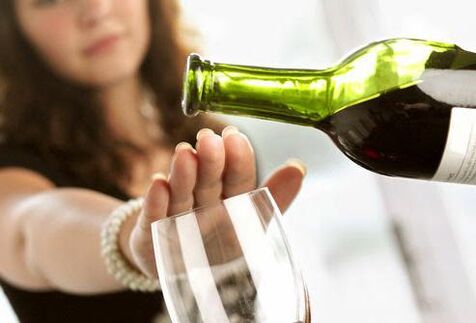 Das Mädchen erlaubt ihr nicht, ihren Wein in ein Glas zu gießen