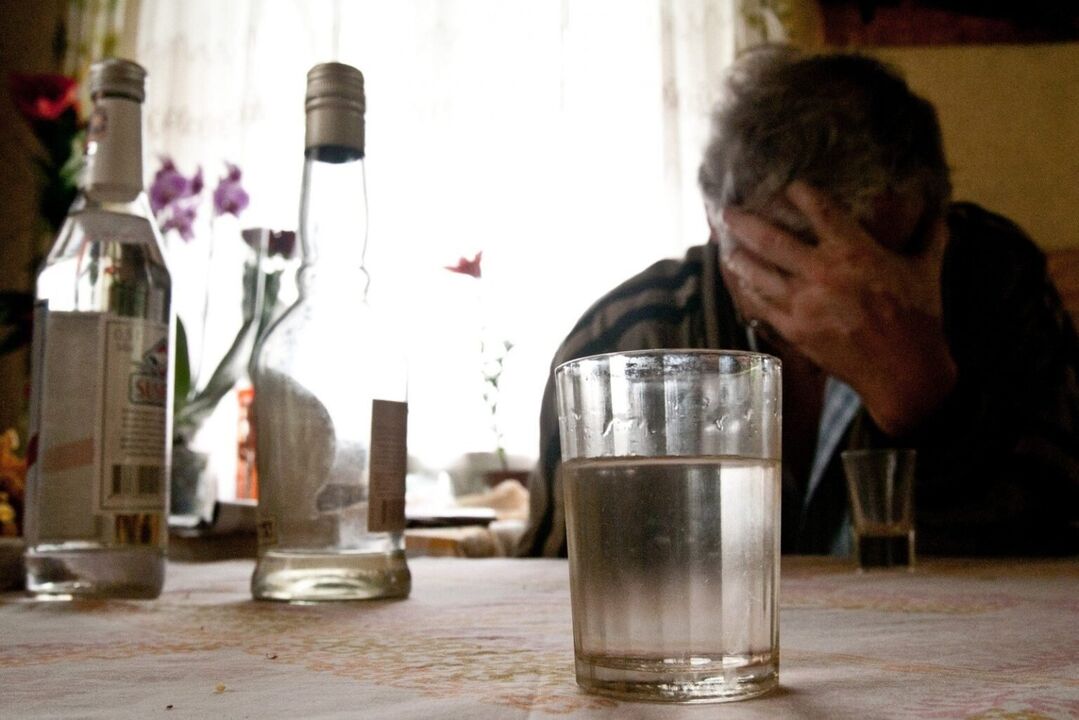 Mangelnde Kontrolle über die Trinkmenge ist ein Zeichen für die Entwicklung von Alkoholismus